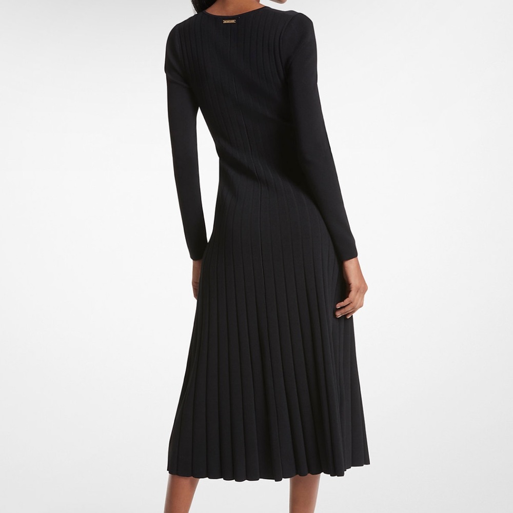 Stretch knit
• 63% recycled viscose/20% nylon/14% polyester/3% elastane